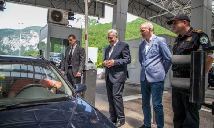 Pročitajte više o članku Crnogorski premijer dočekivao turiste na granici sa Srbijom
