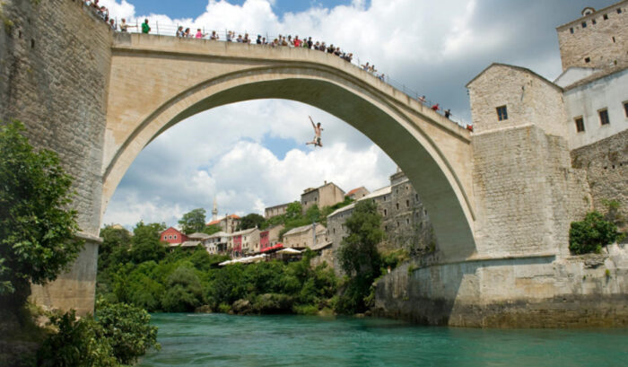 Pročitajte više o članku Danas 455. tradicionalni skokovi sa Starog mosta