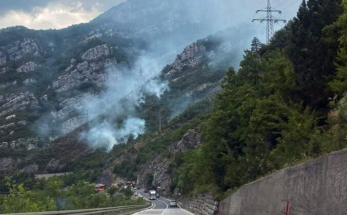 Požar kod Jablanice: Vatru gasi i helikopter Oružanih snaga BiH