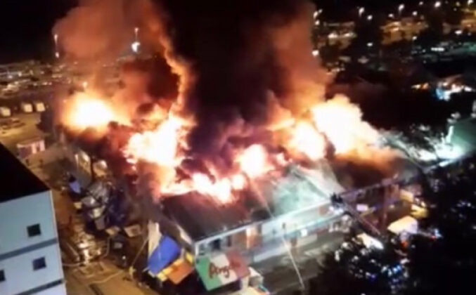 Snimak iz zraka: Vatra progutala tržni centar