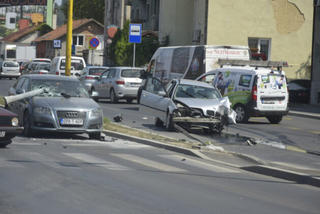 Pročitajte više o članku Težak sudar Audija i BMW-a u Tuzli, ima povrijeđenih