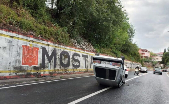 Pročitajte više o članku Nesreća u Mostaru: Golf se prevrnuo na krov