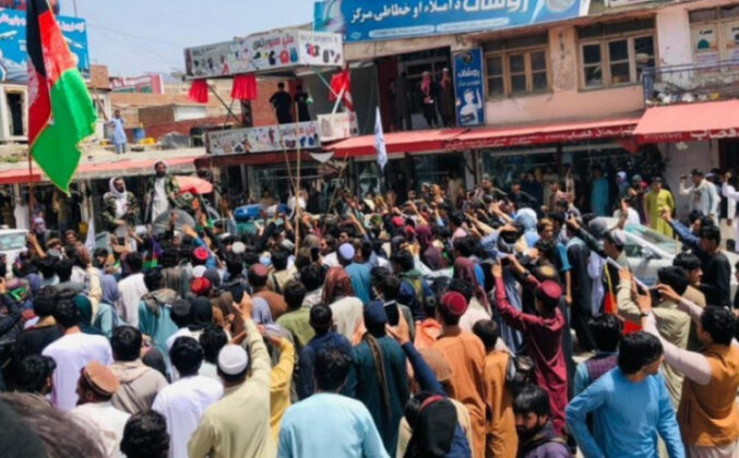 Pročitajte više o članku Talibani zapucali na demonstrante nakon što su im skinuli zastavu, ima mrtvih