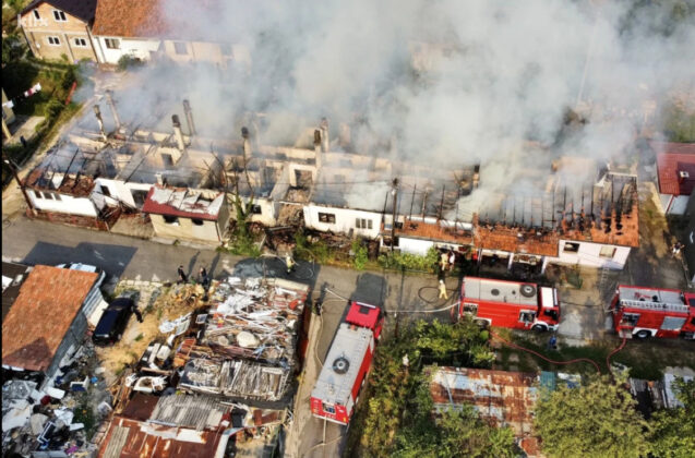 Pročitajte više o članku Vatra u Buća Potoku “progutala” cijeli stambeni kompleks, pogledajte snimke iz zraka