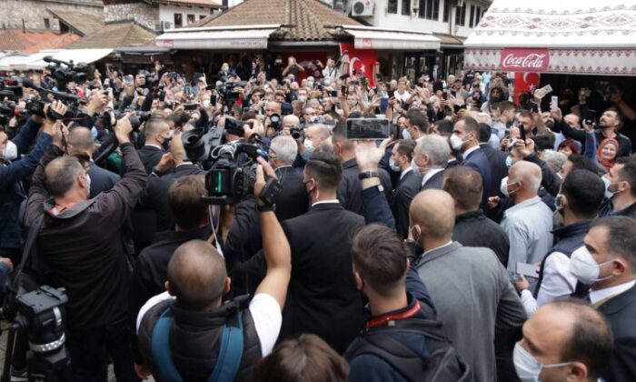Pročitajte više o članku Veliki broj građana dočekao Erdogana u Sarajevu