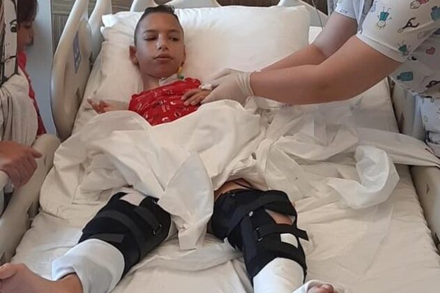 Pročitajte više o članku Udruženje Pomozi.ba pokrenulo apel za dječaka Haruna Kapu kako bi otišao na devetu operaciju noge u Tursku