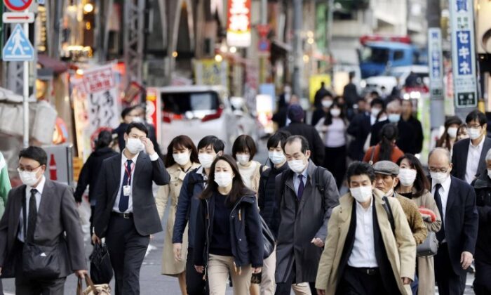 Pročitajte više o članku Japan uvodi vanredno stanje u 21 prefekturi, dnevni broj zaraženih preko 25.000