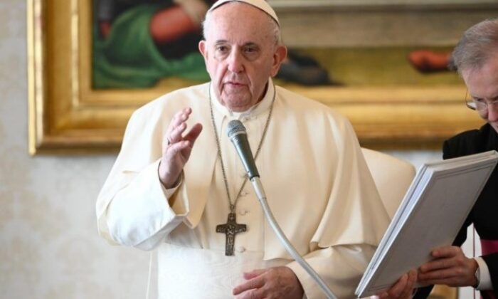 Pročitajte više o članku Papa Franjo kaže da su parovi koji se odlučuju za kućne ljubimce umjesto djece “sebični”