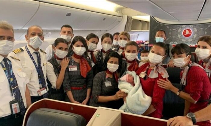 Pročitajte više o članku Afganistanka se porodila pri evakuaciji tokom leta Turkish Airlinesa