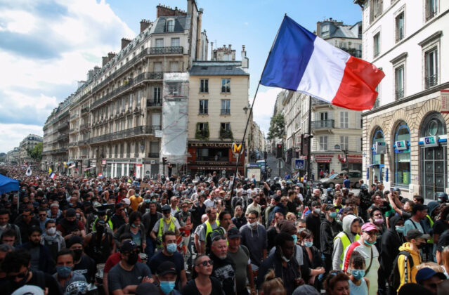 Pročitajte više o članku Francuska: Stotine hiljada ljudi na protestima protiv uvođenja obavezne vakcinacije