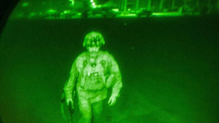 Pročitajte više o članku Čekao do zadnje sekunde: Ovo je zadnji vojnik koji je otišao iz Afganistana, točno u 23:59h