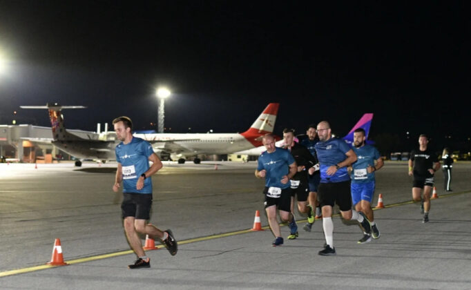 Pročitajte više o članku Na pisti sarajevskog aerodroma po prvi put održana utrka Runway Night Run