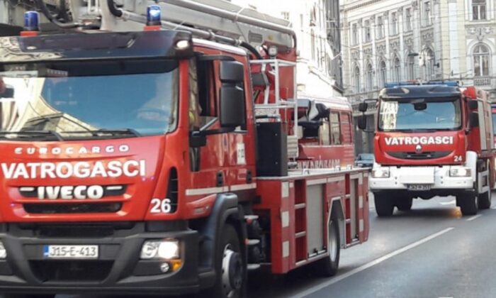 Pročitajte više o članku Sarajevski vatrogasci pomažu u gašenju požara na području općine Jablanica