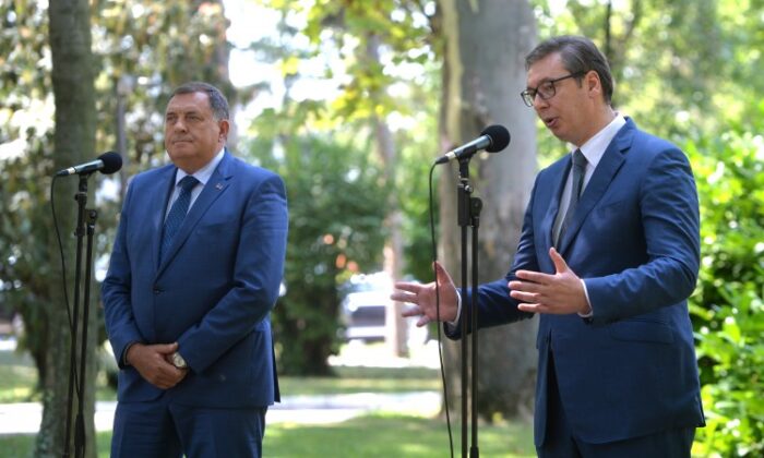 Pročitajte više o članku Vučić i Dodik saglasni da Inzkova odluka nije dobra