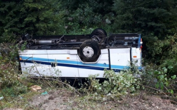 Pročitajte više o članku Teška nesreća kod Gornjeg Vakufa: Autobus sletio sa ceste, 16 osoba povrijeđeno