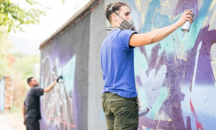 Pročitajte više o članku Graffiteri iz regije crtaju u Sjevernom logoru u Mostaru
