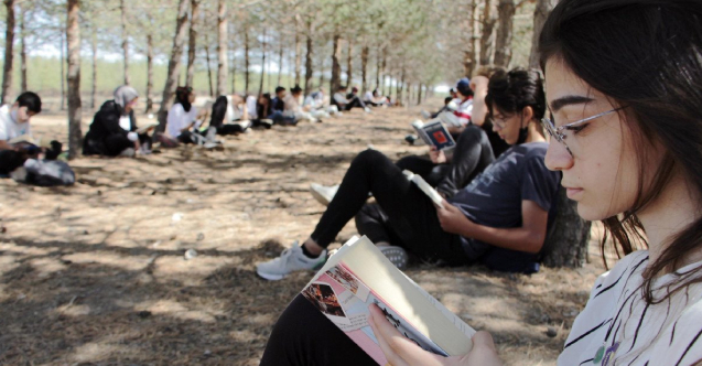 Pročitajte više o članku Turski srednjoškolci vrijeme provode u šumi čitajući knjige