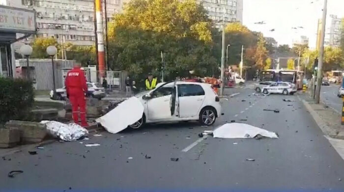 Stravična saobraćajna nesreća u Beogradu: Dijelovi automobila rasuti po cesti, dvoje poginulo