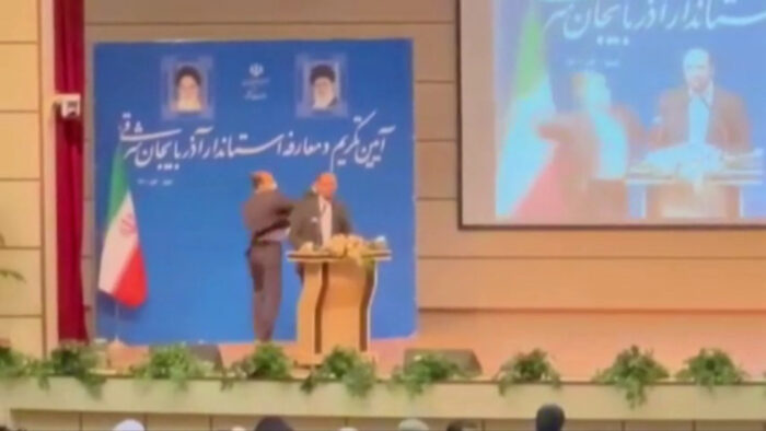 Pročitajte više o članku Čovek OŠAMARIO guvernera provincije tokom inauguracije u Iranu (VIDEO) (VIDEO)