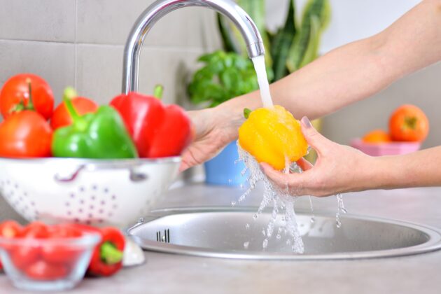 Pročitajte više o članku Treba li povrće i voće prati u slanoj vodi?