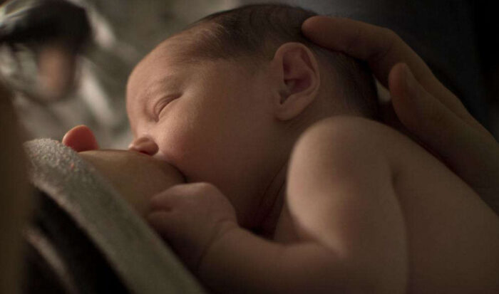 Pročitajte više o članku Antitijela u majčinom mlijeku ostaju 10 mjeseci nakon infekcije Covidom