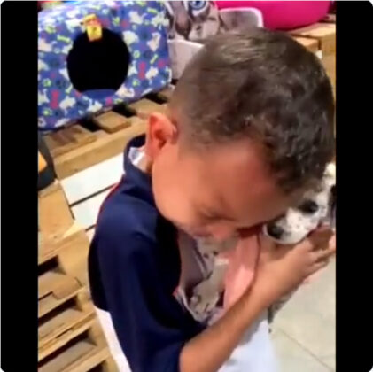 Pročitajte više o članku Dječak na poklon dobio štene i zaplakao od sreće VIDEO