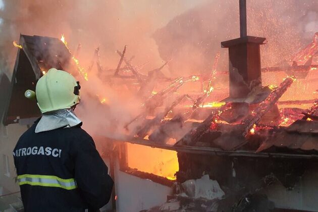 Pročitajte više o članku Ugašen požar na poslovnom objektu povratnika iz Nove Kasabe, šteta ogromna
