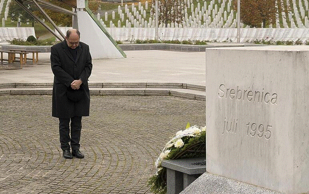 Pročitajte više o članku Christian Schmidt posjetio Potočare i odao počast žrtvama genocida u Srebrenici