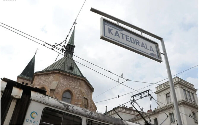 Pročitajte više o članku Beba rođena na tramvajskoj stanici u Sarajevu dobila doživotnu kartu za gradski prevoz