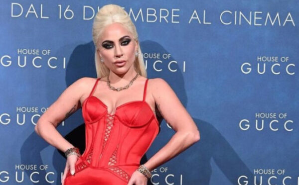 Pročitajte više o članku Lejdi Gaga na italijanskoj premijeri „House of Gucci“ oduševila u Versaće haljini