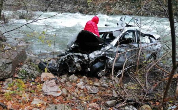 Pročitajte više o članku Automobilom sletjeli u kanjon Morače, poginula jedna osoba