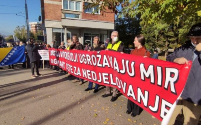 Pročitajte više o članku Protesti ispred Američke ambasade u Sarajevu
