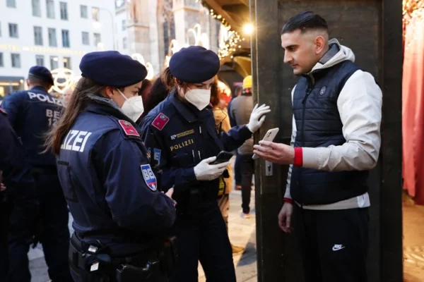Pročitajte više o članku HAOS PRED POTPUNI LOKDAUN Širom austrijskih gradova GUŽVE, policija kontroliše kovid propusnice, Beč pun turista (FOTO, VIDEO)