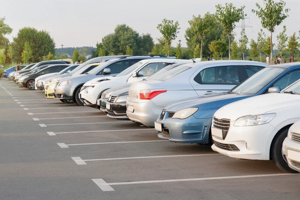 Naslonila se na tuđi auto pa ostavila poruku koja je postala hit