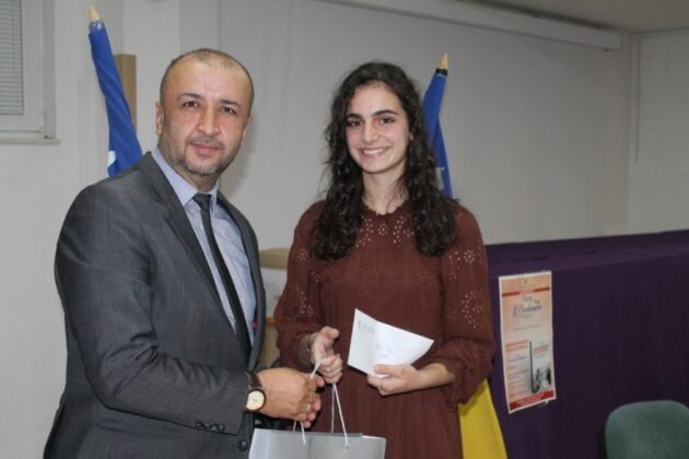 Pročitajte više o članku Amina Šarančić učenica Druge gimnazije osvojila prvu nagradu za najbolji rad