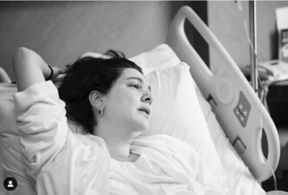 Pročitajte više o članku Potresna slika iz bolnice: Berguzar Korel uznemirila javnost, da li je malena Lejla dobro?