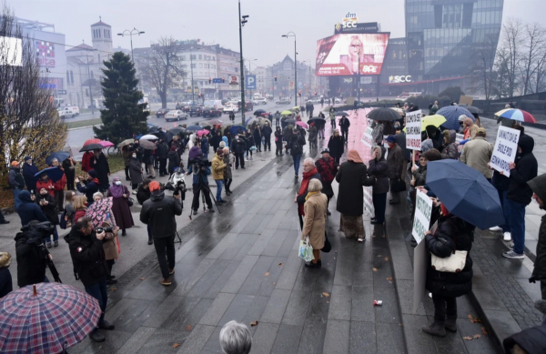 Pročitajte više o članku Građani se okupili na protestima u Sarajevu: Kome je dobro neka ostane kući