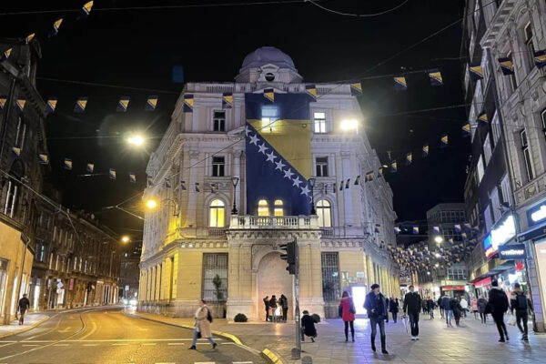 Pročitajte više o članku Sarajevo u susret prazniku: Gradom se zavijorile zastave uoči Dana državnosti BiH