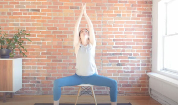 Pročitajte više o članku Riješite se bolnih iskustava: Vježbe joge koje možete izvoditi na stolici