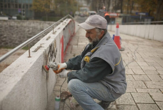 Pročitajte više o članku U toku uklanjane grafita s Latinske ćuprije u Sarajevu