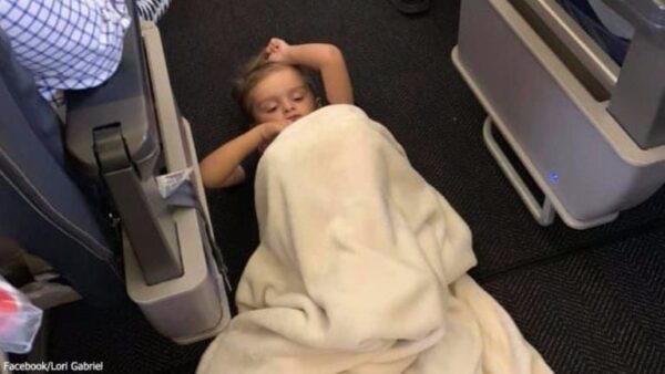 Pročitajte više o članku Autistični dječak udario stjuardesu: Pročitajte kakva je bila njena reakcija