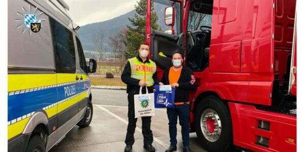 Pročitajte više o članku Saobraćajna policija u Njemačkoj sa poklonima iznenadila vozače kamiona