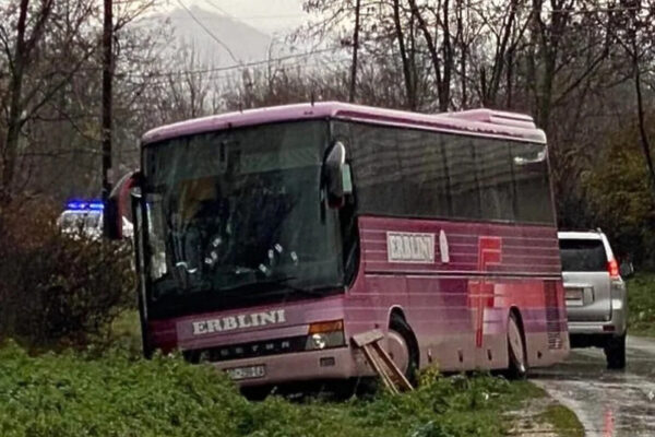 Pročitajte više o članku Na Kosovu uhapšeni osumnjičeni za napad na autobus u kojem su ubijena dva učenika i vozač