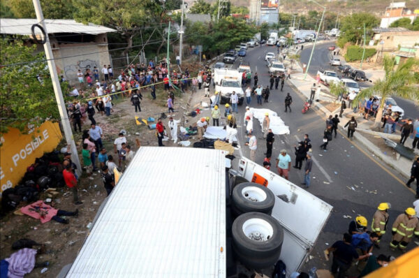 Pročitajte više o članku Uznemirujuće / Užas u Meksiku: Najmanje 53 osobe poginule u prevrtanju kamiona
