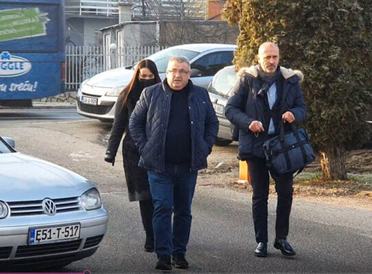 Pročitajte više o članku Nastavlja se suđenje u slučaju “Dženan Memić”: Pogledajte dolazak optuženih na Sud BiH