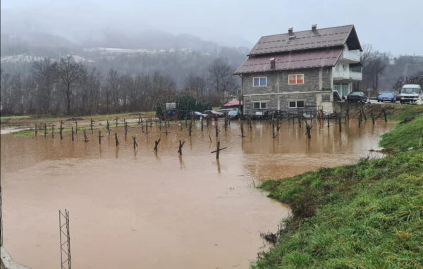 Pročitajte više o članku Nove poplave u Visokom i Kiseljaku: Voda prodrla do kuća, nadležni se nadaju prestanku padavina