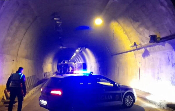 Pročitajte više o članku Teška nesreća u tunelu Ivan: Prevrnuo se kamion, obustavljen saobraćaj