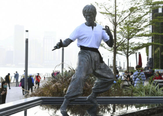 Pročitajte više o članku Statua Bruce Leeja nosi majicu u nadi da će podstaći turizam u Hong Kongu