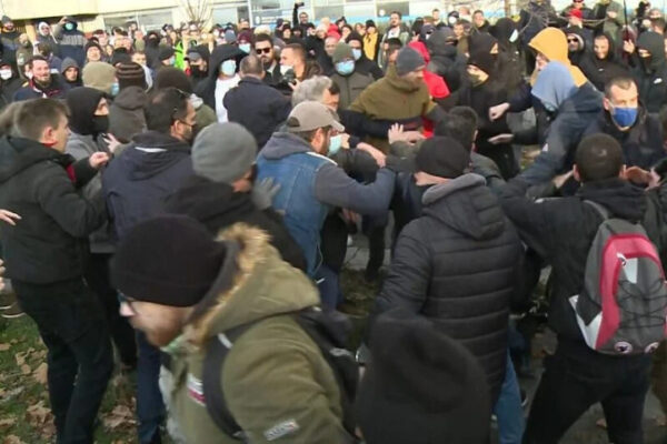 Pročitajte više o članku Žestoki sukobi na protestima u Novom Sadu, demonstranti gađani ciglama