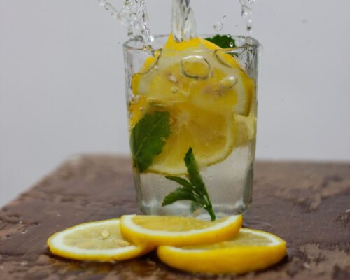 Pročitajte više o članku Da li ispijanje tople vode s limunom jača vaš imunitet?